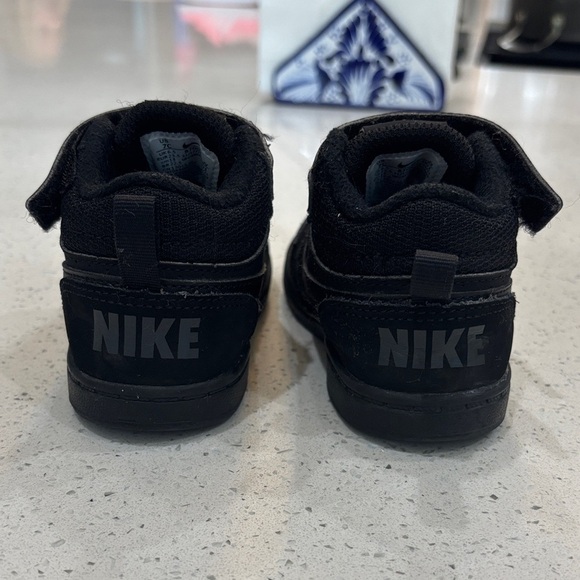 Nike Black on Black Court Borough Mid Size 7C - Picture 2 of 4